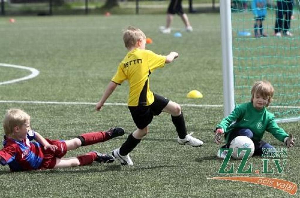 Svētdiena pašā maija vidū, ko Eiropas (UEFA) un Latvijas Futbola federācijas (LFF) izsludinājušas par Futbola dienu, pulcēja daudz kājbumbas draugu arī Zemgales Olimpiskajā centrā (ZOC) Jelgavā, kur no paša rīta daudzas ar sporta spēļu...