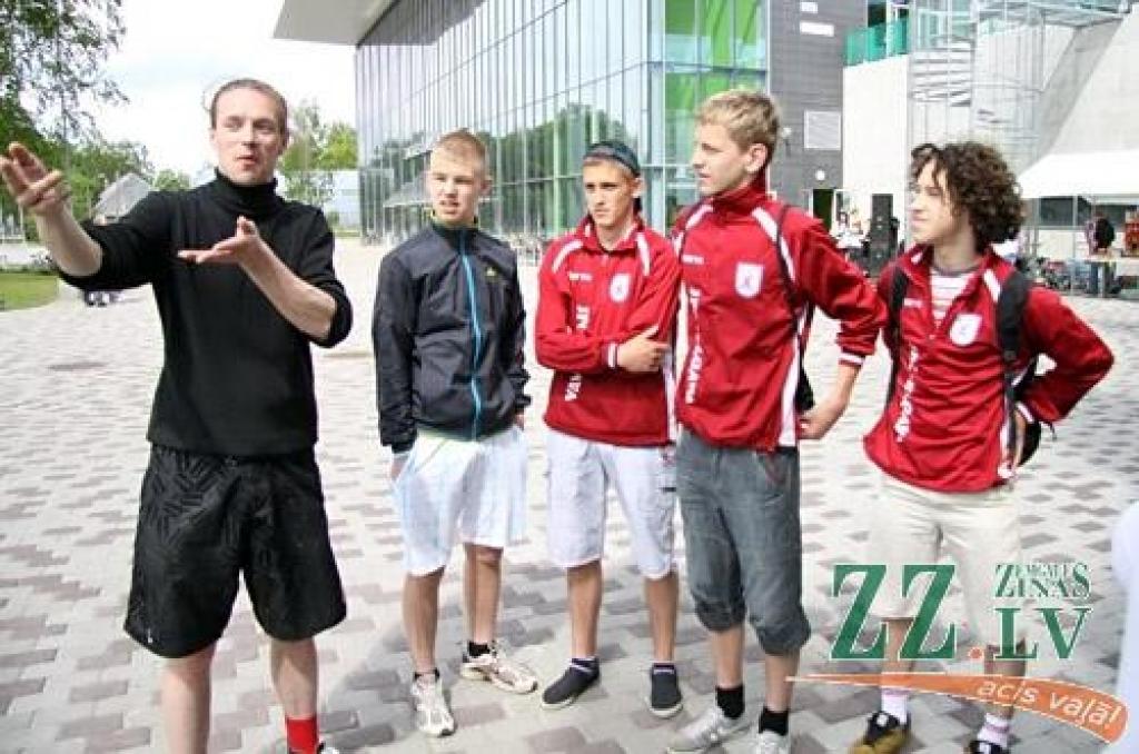 Svētdiena pašā maija vidū, ko Eiropas (UEFA) un Latvijas Futbola federācijas (LFF) izsludinājušas par Futbola dienu, pulcēja daudz kājbumbas draugu arī Zemgales Olimpiskajā centrā (ZOC) Jelgavā, kur no paša rīta daudzas ar sporta spēļu...