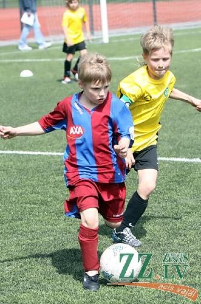 Svētdiena pašā maija vidū, ko Eiropas (UEFA) un Latvijas Futbola federācijas (LFF) izsludinājušas par Futbola dienu, pulcēja daudz kājbumbas draugu arī Zemgales Olimpiskajā centrā (ZOC) Jelgavā, kur no paša rīta daudzas ar sporta spēļu...