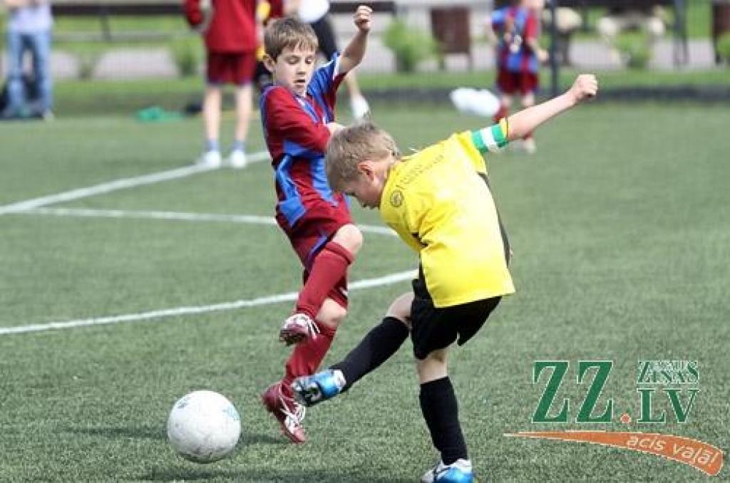 Svētdiena pašā maija vidū, ko Eiropas (UEFA) un Latvijas Futbola federācijas (LFF) izsludinājušas par Futbola dienu, pulcēja daudz kājbumbas draugu arī Zemgales Olimpiskajā centrā (ZOC) Jelgavā, kur no paša rīta daudzas ar sporta spēļu...