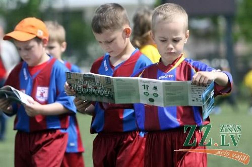 Svētdiena pašā maija vidū, ko Eiropas (UEFA) un Latvijas Futbola federācijas (LFF) izsludinājušas par Futbola dienu, pulcēja daudz kājbumbas draugu arī Zemgales Olimpiskajā centrā (ZOC) Jelgavā, kur no paša rīta daudzas ar sporta spēļu...