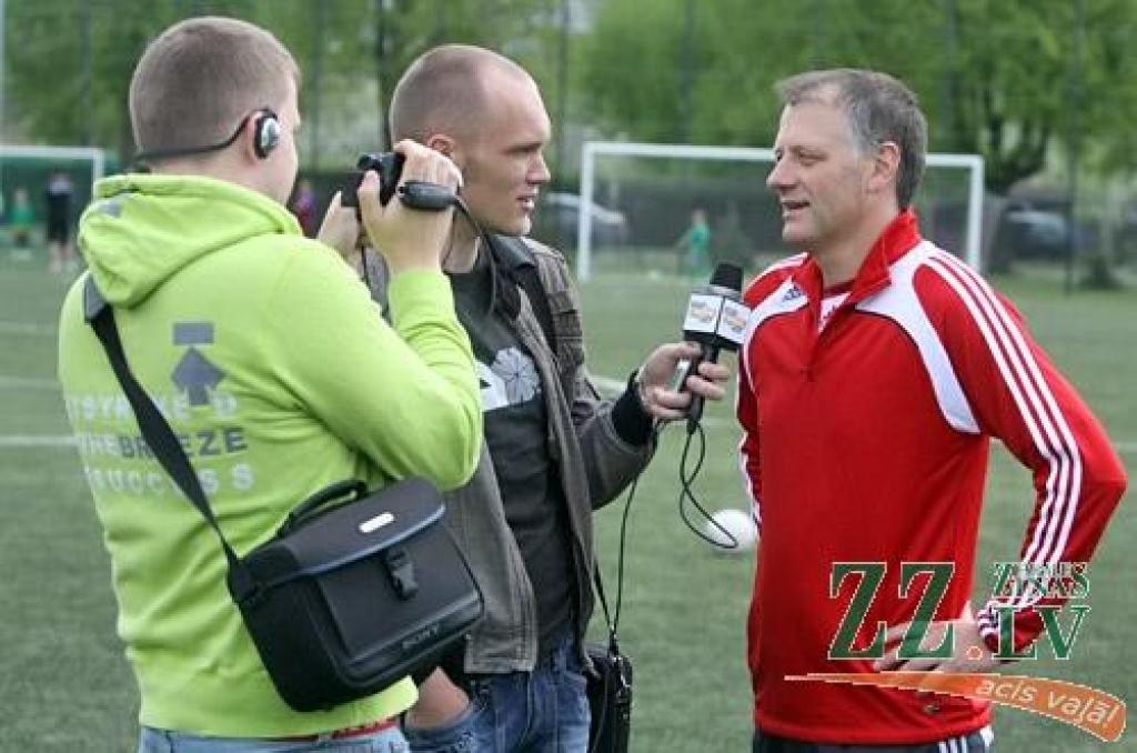 Svētdiena pašā maija vidū, ko Eiropas (UEFA) un Latvijas Futbola federācijas (LFF) izsludinājušas par Futbola dienu, pulcēja daudz kājbumbas draugu arī Zemgales Olimpiskajā centrā (ZOC) Jelgavā, kur no paša rīta daudzas ar sporta spēļu...