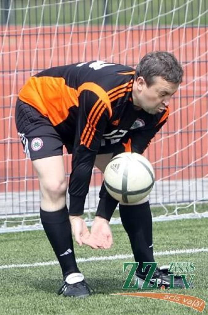 Svētdiena pašā maija vidū, ko Eiropas (UEFA) un Latvijas Futbola federācijas (LFF) izsludinājušas par Futbola dienu, pulcēja daudz kājbumbas draugu arī Zemgales Olimpiskajā centrā (ZOC) Jelgavā, kur no paša rīta daudzas ar sporta spēļu...
