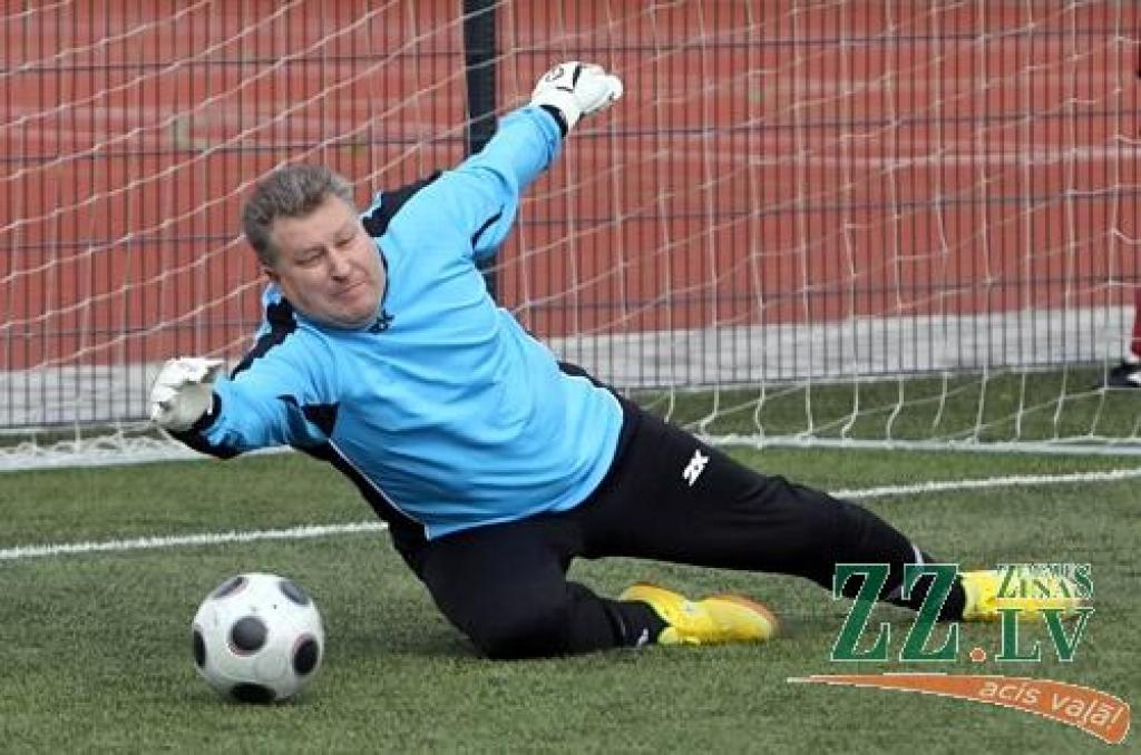 Svētdiena pašā maija vidū, ko Eiropas (UEFA) un Latvijas Futbola federācijas (LFF) izsludinājušas par Futbola dienu, pulcēja daudz kājbumbas draugu arī Zemgales Olimpiskajā centrā (ZOC) Jelgavā, kur no paša rīta daudzas ar sporta spēļu...