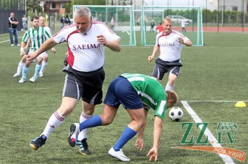 Svētdiena pašā maija vidū, ko Eiropas (UEFA) un Latvijas Futbola federācijas (LFF) izsludinājušas par Futbola dienu, pulcēja daudz kājbumbas draugu arī Zemgales Olimpiskajā centrā (ZOC) Jelgavā, kur no paša rīta daudzas ar sporta spēļu...