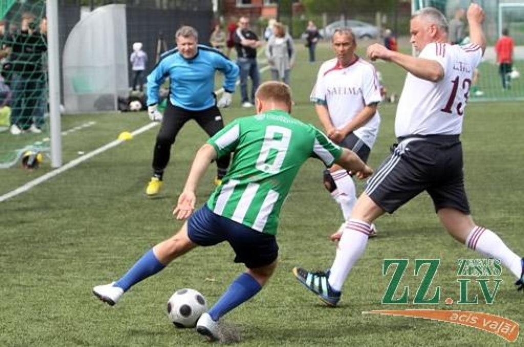 Svētdiena pašā maija vidū, ko Eiropas (UEFA) un Latvijas Futbola federācijas (LFF) izsludinājušas par Futbola dienu, pulcēja daudz kājbumbas draugu arī Zemgales Olimpiskajā centrā (ZOC) Jelgavā, kur no paša rīta daudzas ar sporta spēļu...