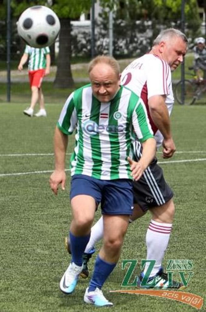 Svētdiena pašā maija vidū, ko Eiropas (UEFA) un Latvijas Futbola federācijas (LFF) izsludinājušas par Futbola dienu, pulcēja daudz kājbumbas draugu arī Zemgales Olimpiskajā centrā (ZOC) Jelgavā, kur no paša rīta daudzas ar sporta spēļu...