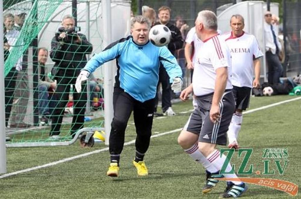 Svētdiena pašā maija vidū, ko Eiropas (UEFA) un Latvijas Futbola federācijas (LFF) izsludinājušas par Futbola dienu, pulcēja daudz kājbumbas draugu arī Zemgales Olimpiskajā centrā (ZOC) Jelgavā, kur no paša rīta daudzas ar sporta spēļu...