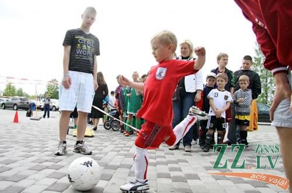 Svētdiena pašā maija vidū, ko Eiropas (UEFA) un Latvijas Futbola federācijas (LFF) izsludinājušas par Futbola dienu, pulcēja daudz kājbumbas draugu arī Zemgales Olimpiskajā centrā (ZOC) Jelgavā, kur no paša rīta daudzas ar sporta spēļu...