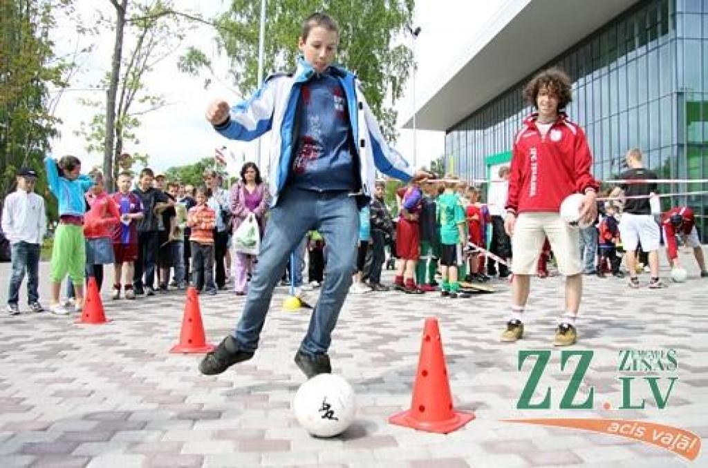 Svētdiena pašā maija vidū, ko Eiropas (UEFA) un Latvijas Futbola federācijas (LFF) izsludinājušas par Futbola dienu, pulcēja daudz kājbumbas draugu arī Zemgales Olimpiskajā centrā (ZOC) Jelgavā, kur no paša rīta daudzas ar sporta spēļu...