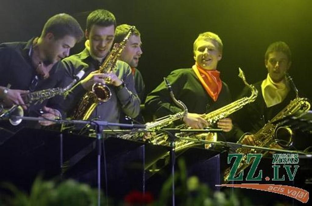 «Ceļojums kopā ar Jelgavas bigbendu» – tā sauca šovu, kas ceturtdienas vakarā pieskandināja citkārt basketbola un volejbola cīņām piemēroto mūsu pilsētas lielāko sporta arēnu. Ceļojums laikā, atceroties sadarbību ar daudziem pazīstamiem...
