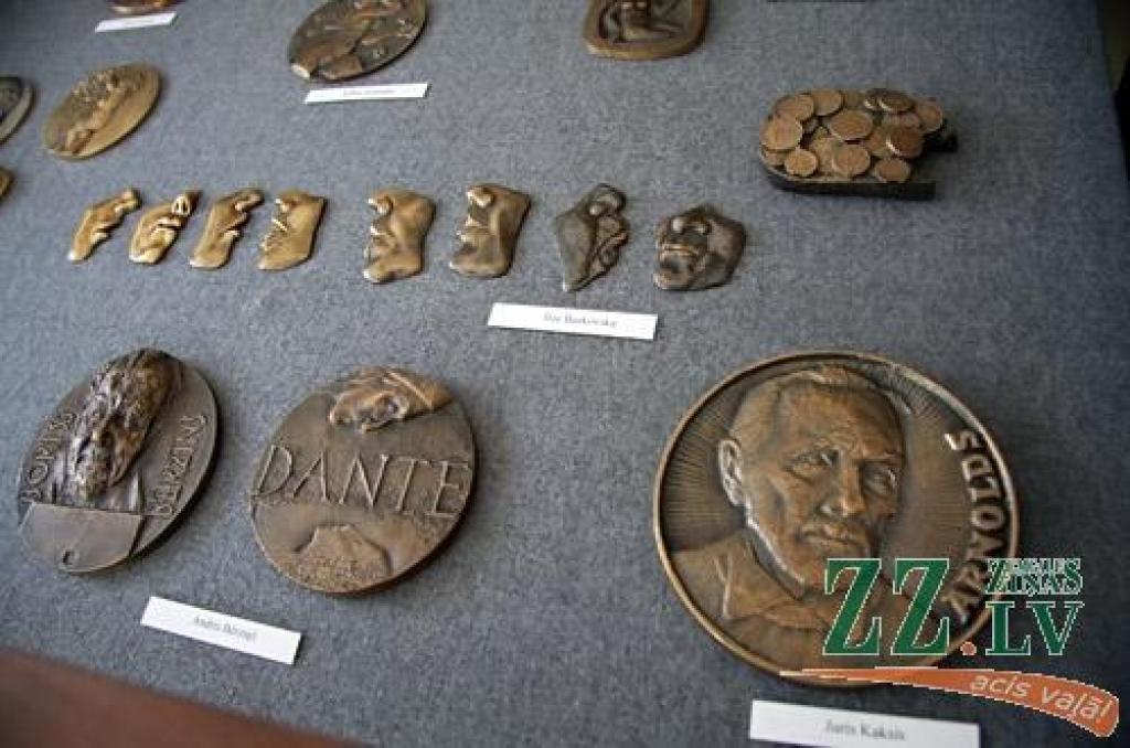 Mūsu pilsētā ceturtdien atklāja Baltijas medaļu mākslinieku darbu ekspozīciju, kas latviešu teātra tēva Ādolfa Alunāna memoriālā muzeja atjaunotajā ēkā būs skatāma visu vasaru. Tajā aplūkojami arī divu jelgavnieču – Nellijas Skujenieces un...