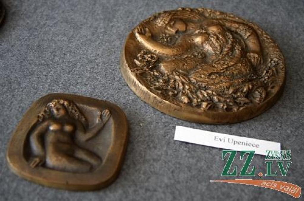 Mūsu pilsētā ceturtdien atklāja Baltijas medaļu mākslinieku darbu ekspozīciju, kas latviešu teātra tēva Ādolfa Alunāna memoriālā muzeja atjaunotajā ēkā būs skatāma visu vasaru. Tajā aplūkojami arī divu jelgavnieču – Nellijas Skujenieces un...