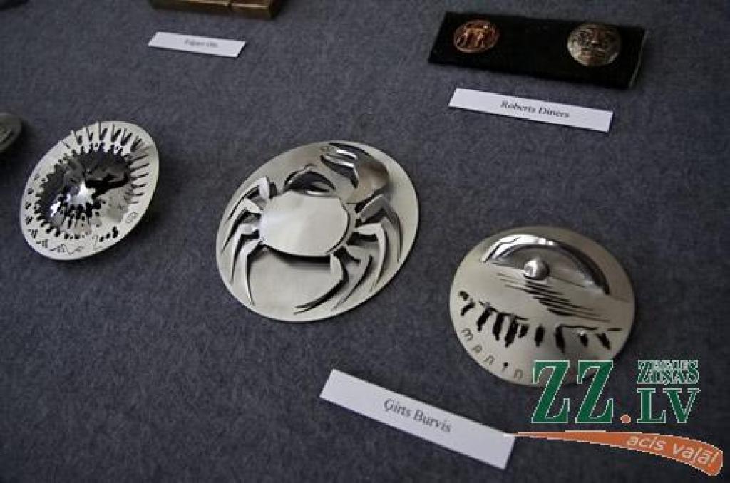 Mūsu pilsētā ceturtdien atklāja Baltijas medaļu mākslinieku darbu ekspozīciju, kas latviešu teātra tēva Ādolfa Alunāna memoriālā muzeja atjaunotajā ēkā būs skatāma visu vasaru. Tajā aplūkojami arī divu jelgavnieču – Nellijas Skujenieces un...