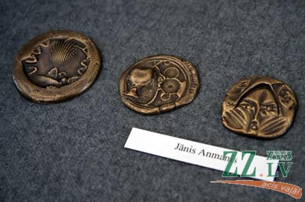 Mūsu pilsētā ceturtdien atklāja Baltijas medaļu mākslinieku darbu ekspozīciju, kas latviešu teātra tēva Ādolfa Alunāna memoriālā muzeja atjaunotajā ēkā būs skatāma visu vasaru. Tajā aplūkojami arī divu jelgavnieču – Nellijas Skujenieces un...