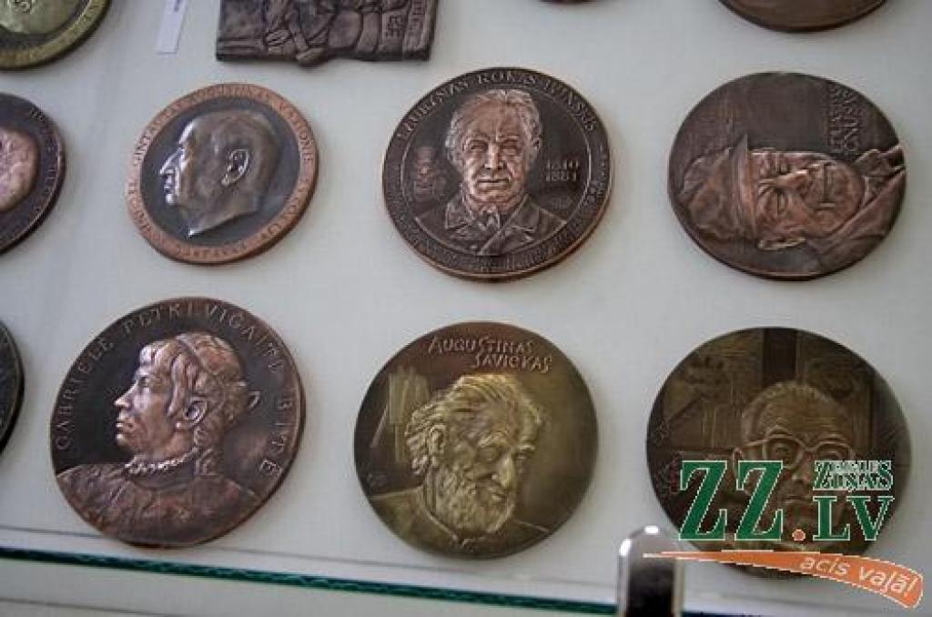 Mūsu pilsētā ceturtdien atklāja Baltijas medaļu mākslinieku darbu ekspozīciju, kas latviešu teātra tēva Ādolfa Alunāna memoriālā muzeja atjaunotajā ēkā būs skatāma visu vasaru. Tajā aplūkojami arī divu jelgavnieču – Nellijas Skujenieces un...