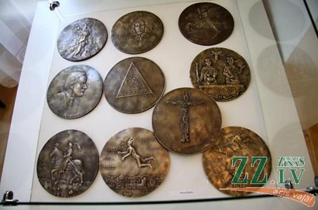 Mūsu pilsētā ceturtdien atklāja Baltijas medaļu mākslinieku darbu ekspozīciju, kas latviešu teātra tēva Ādolfa Alunāna memoriālā muzeja atjaunotajā ēkā būs skatāma visu vasaru. Tajā aplūkojami arī divu jelgavnieču – Nellijas Skujenieces un...