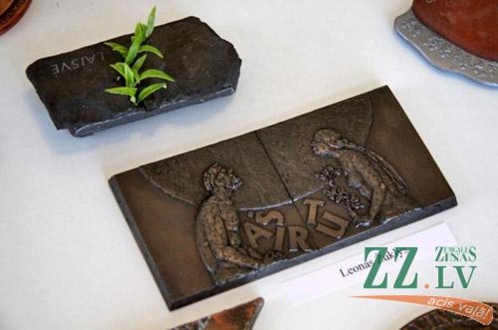 Mūsu pilsētā ceturtdien atklāja Baltijas medaļu mākslinieku darbu ekspozīciju, kas latviešu teātra tēva Ādolfa Alunāna memoriālā muzeja atjaunotajā ēkā būs skatāma visu vasaru. Tajā aplūkojami arī divu jelgavnieču – Nellijas Skujenieces un...