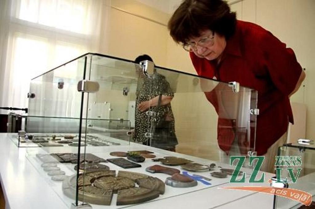 Mūsu pilsētā ceturtdien atklāja Baltijas medaļu mākslinieku darbu ekspozīciju, kas latviešu teātra tēva Ādolfa Alunāna memoriālā muzeja atjaunotajā ēkā būs skatāma visu vasaru. Tajā aplūkojami arī divu jelgavnieču – Nellijas Skujenieces un...
