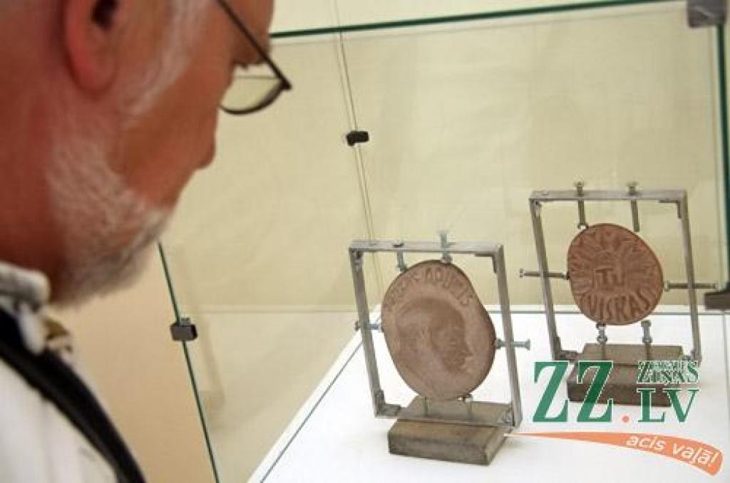 Mūsu pilsētā ceturtdien atklāja Baltijas medaļu mākslinieku darbu ekspozīciju, kas latviešu teātra tēva Ādolfa Alunāna memoriālā muzeja atjaunotajā ēkā būs skatāma visu vasaru. Tajā aplūkojami arī divu jelgavnieču – Nellijas Skujenieces un...
