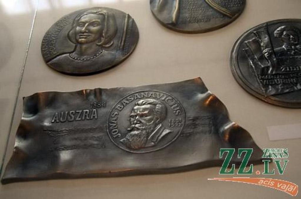 Mūsu pilsētā ceturtdien atklāja Baltijas medaļu mākslinieku darbu ekspozīciju, kas latviešu teātra tēva Ādolfa Alunāna memoriālā muzeja atjaunotajā ēkā būs skatāma visu vasaru. Tajā aplūkojami arī divu jelgavnieču – Nellijas Skujenieces un...