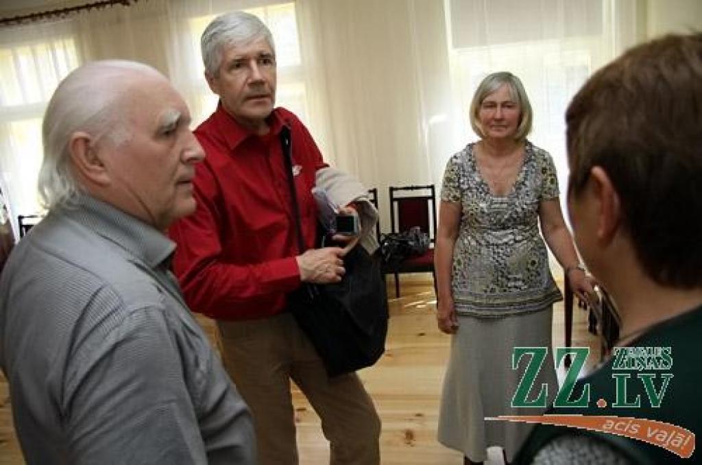 Mūsu pilsētā ceturtdien atklāja Baltijas medaļu mākslinieku darbu ekspozīciju, kas latviešu teātra tēva Ādolfa Alunāna memoriālā muzeja atjaunotajā ēkā būs skatāma visu vasaru. Tajā aplūkojami arī divu jelgavnieču – Nellijas Skujenieces un...