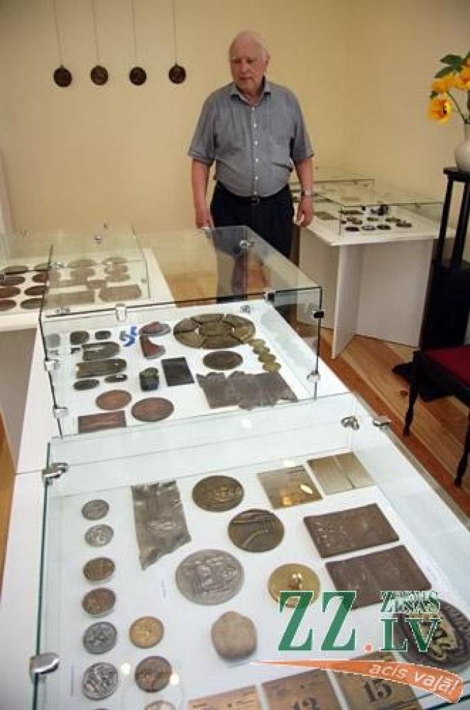 Mūsu pilsētā ceturtdien atklāja Baltijas medaļu mākslinieku darbu ekspozīciju, kas latviešu teātra tēva Ādolfa Alunāna memoriālā muzeja atjaunotajā ēkā būs skatāma visu vasaru. Tajā aplūkojami arī divu jelgavnieču – Nellijas Skujenieces un...