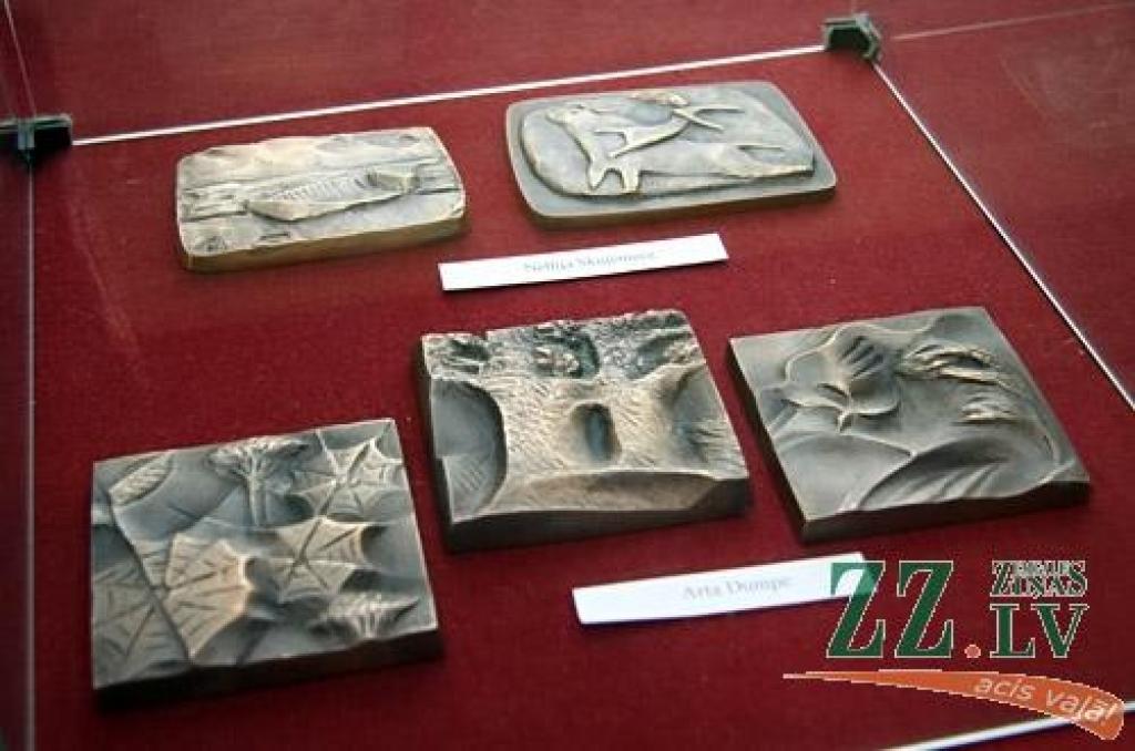 Mūsu pilsētā ceturtdien atklāja Baltijas medaļu mākslinieku darbu ekspozīciju, kas latviešu teātra tēva Ādolfa Alunāna memoriālā muzeja atjaunotajā ēkā būs skatāma visu vasaru. Tajā aplūkojami arī divu jelgavnieču – Nellijas Skujenieces un...
