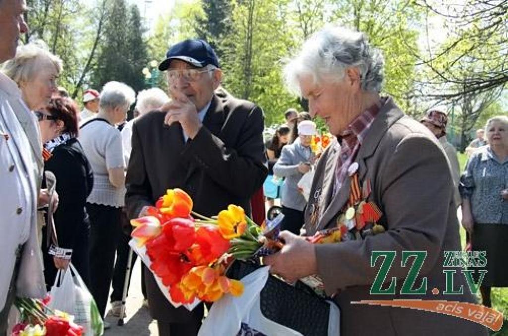 Nacisma sagrāves un Otrā pasaules kara upuru piemiņas dienas pasākumu 9.maijā Jelgavā arī šogad organizē krievu kultūras biedrība «Veče».
Pa dienu jelgavnieki uz sapulci – ziedu nolikšanu pulcējās Stacijas parkā.
Savukārt vakarā pasākums...