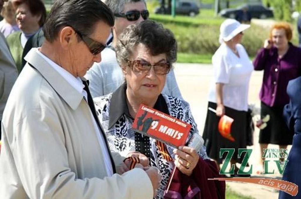 Nacisma sagrāves un Otrā pasaules kara upuru piemiņas dienas pasākumu 9.maijā Jelgavā arī šogad organizē krievu kultūras biedrība «Veče».
Pa dienu jelgavnieki uz sapulci – ziedu nolikšanu pulcējās Stacijas parkā.
Savukārt vakarā pasākums...