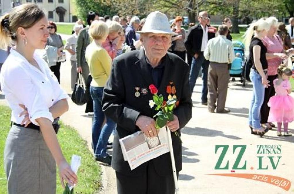 Nacisma sagrāves un Otrā pasaules kara upuru piemiņas dienas pasākumu 9.maijā Jelgavā arī šogad organizē krievu kultūras biedrība «Veče».
Pa dienu jelgavnieki uz sapulci – ziedu nolikšanu pulcējās Stacijas parkā.
Savukārt vakarā pasākums...