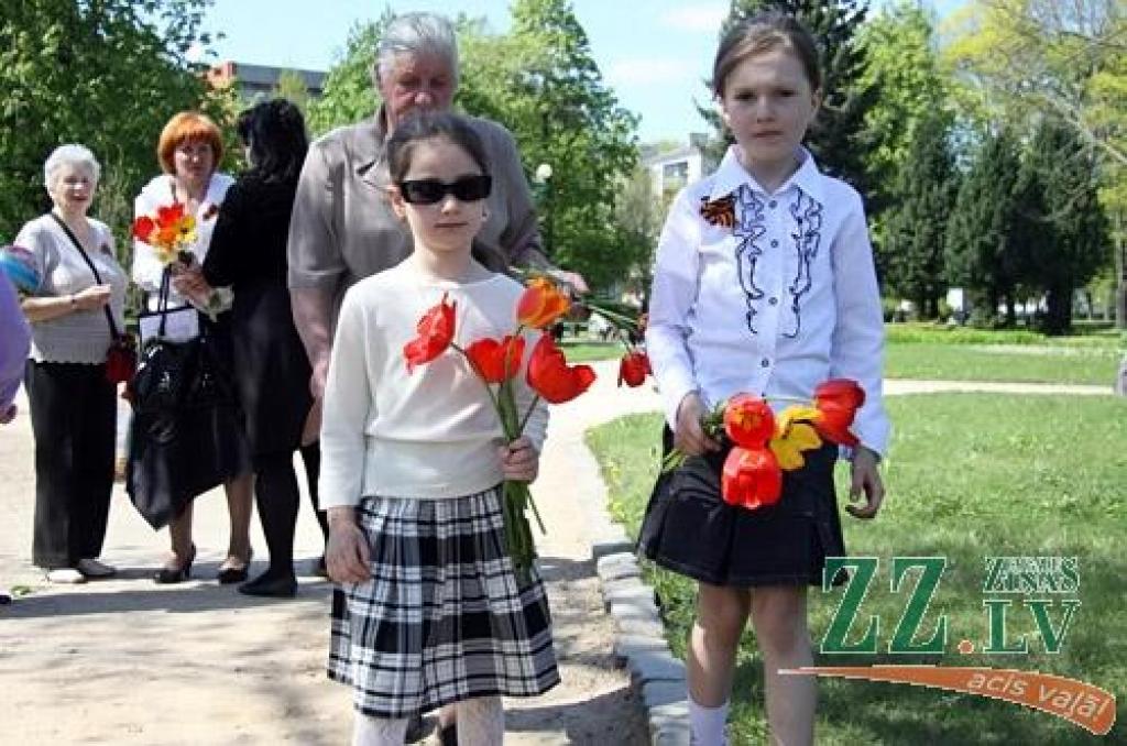 Nacisma sagrāves un Otrā pasaules kara upuru piemiņas dienas pasākumu 9.maijā Jelgavā arī šogad organizē krievu kultūras biedrība «Veče».
Pa dienu jelgavnieki uz sapulci – ziedu nolikšanu pulcējās Stacijas parkā.
Savukārt vakarā pasākums...