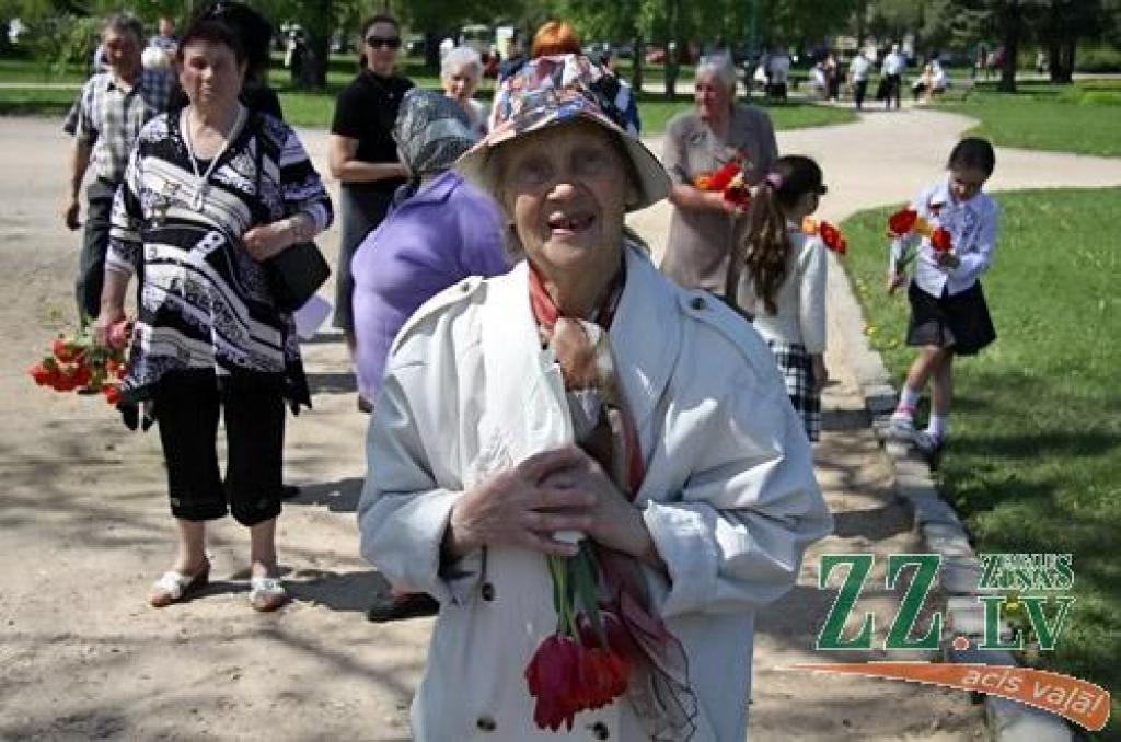 Nacisma sagrāves un Otrā pasaules kara upuru piemiņas dienas pasākumu 9.maijā Jelgavā arī šogad organizē krievu kultūras biedrība «Veče».
Pa dienu jelgavnieki uz sapulci – ziedu nolikšanu pulcējās Stacijas parkā.
Savukārt vakarā pasākums...