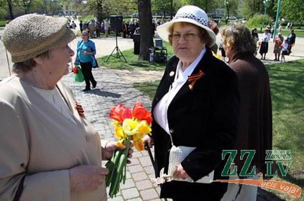 Nacisma sagrāves un Otrā pasaules kara upuru piemiņas dienas pasākumu 9.maijā Jelgavā arī šogad organizē krievu kultūras biedrība «Veče».
Pa dienu jelgavnieki uz sapulci – ziedu nolikšanu pulcējās Stacijas parkā.
Savukārt vakarā pasākums...