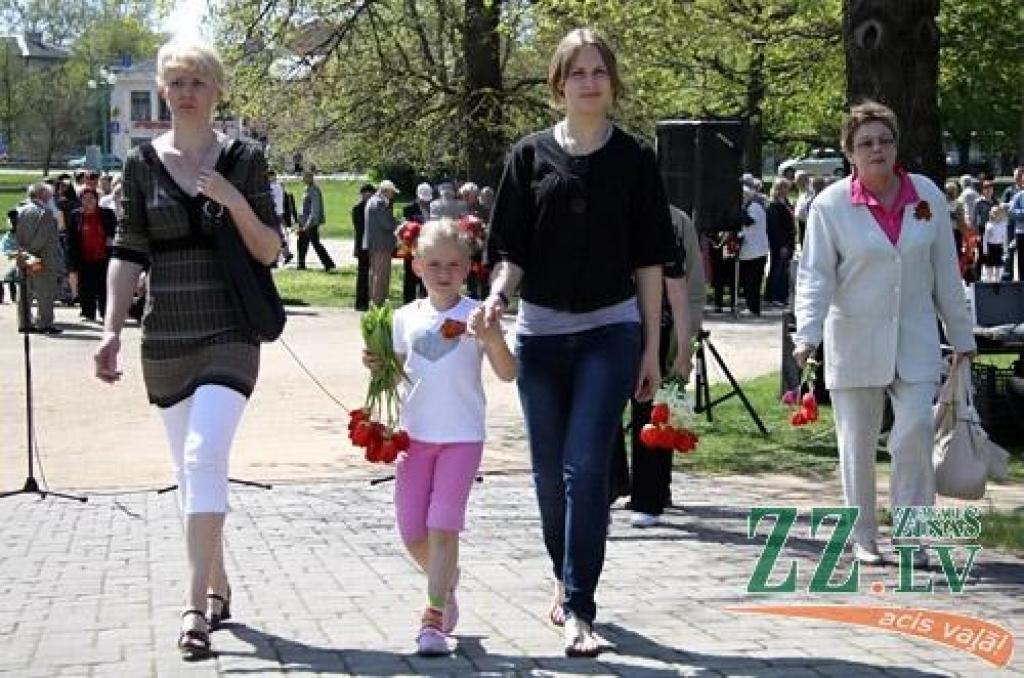 Nacisma sagrāves un Otrā pasaules kara upuru piemiņas dienas pasākumu 9.maijā Jelgavā arī šogad organizē krievu kultūras biedrība «Veče».
Pa dienu jelgavnieki uz sapulci – ziedu nolikšanu pulcējās Stacijas parkā.
Savukārt vakarā pasākums...