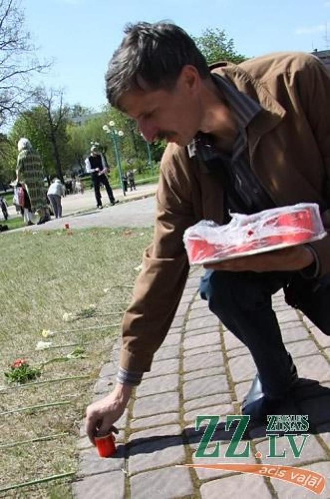 Nacisma sagrāves un Otrā pasaules kara upuru piemiņas dienas pasākumu 9.maijā Jelgavā arī šogad organizē krievu kultūras biedrība «Veče».
Pa dienu jelgavnieki uz sapulci – ziedu nolikšanu pulcējās Stacijas parkā.
Savukārt vakarā pasākums...