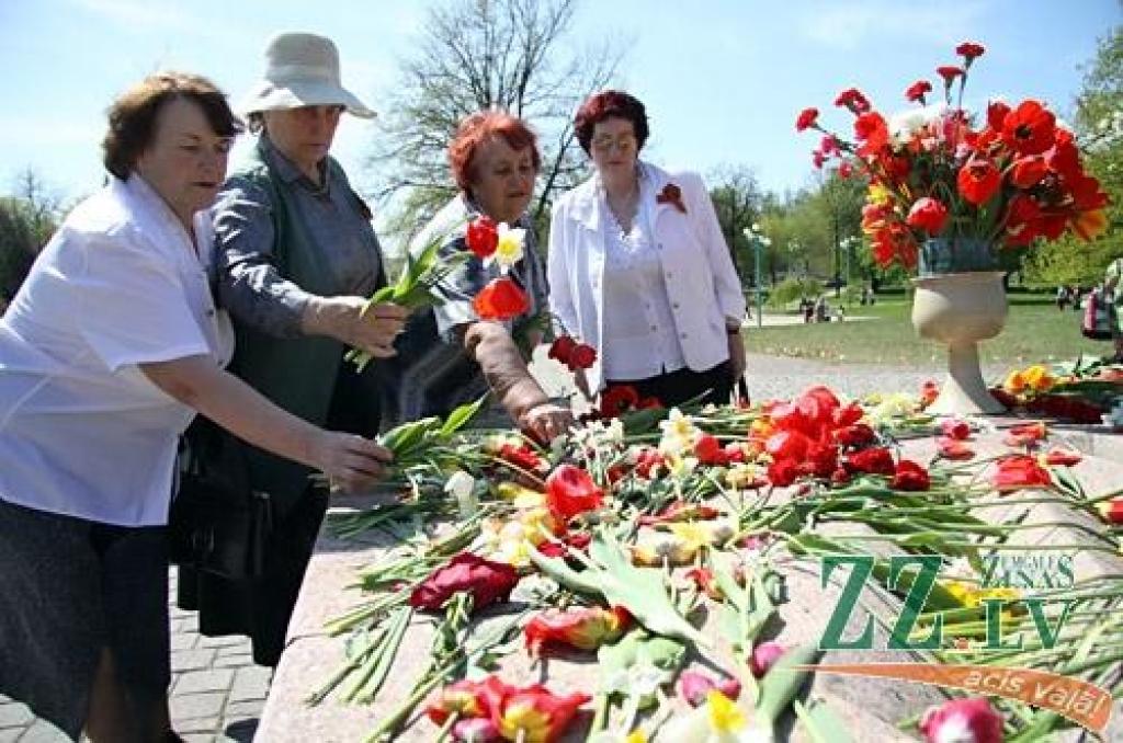 Nacisma sagrāves un Otrā pasaules kara upuru piemiņas dienas pasākumu 9.maijā Jelgavā arī šogad organizē krievu kultūras biedrība «Veče».
Pa dienu jelgavnieki uz sapulci – ziedu nolikšanu pulcējās Stacijas parkā.
Savukārt vakarā pasākums...