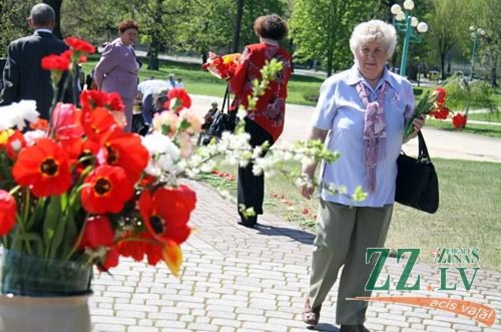 Nacisma sagrāves un Otrā pasaules kara upuru piemiņas dienas pasākumu 9.maijā Jelgavā arī šogad organizē krievu kultūras biedrība «Veče».
Pa dienu jelgavnieki uz sapulci – ziedu nolikšanu pulcējās Stacijas parkā.
Savukārt vakarā pasākums...