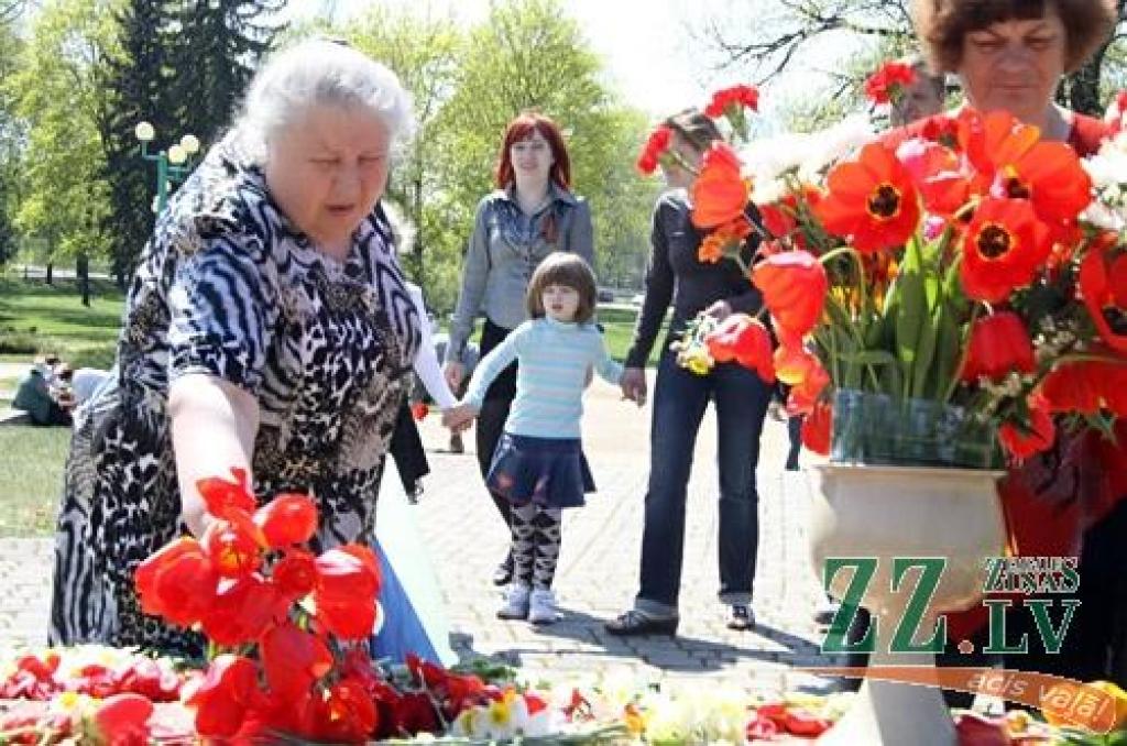 Nacisma sagrāves un Otrā pasaules kara upuru piemiņas dienas pasākumu 9.maijā Jelgavā arī šogad organizē krievu kultūras biedrība «Veče».
Pa dienu jelgavnieki uz sapulci – ziedu nolikšanu pulcējās Stacijas parkā.
Savukārt vakarā pasākums...