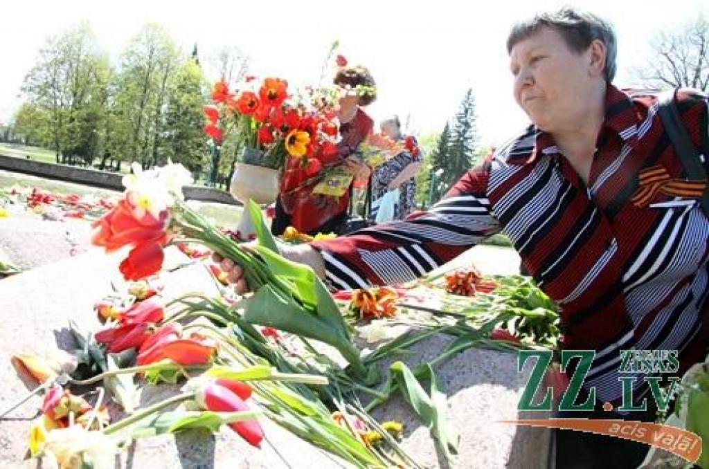 Nacisma sagrāves un Otrā pasaules kara upuru piemiņas dienas pasākumu 9.maijā Jelgavā arī šogad organizē krievu kultūras biedrība «Veče».
Pa dienu jelgavnieki uz sapulci – ziedu nolikšanu pulcējās Stacijas parkā.
Savukārt vakarā pasākums...