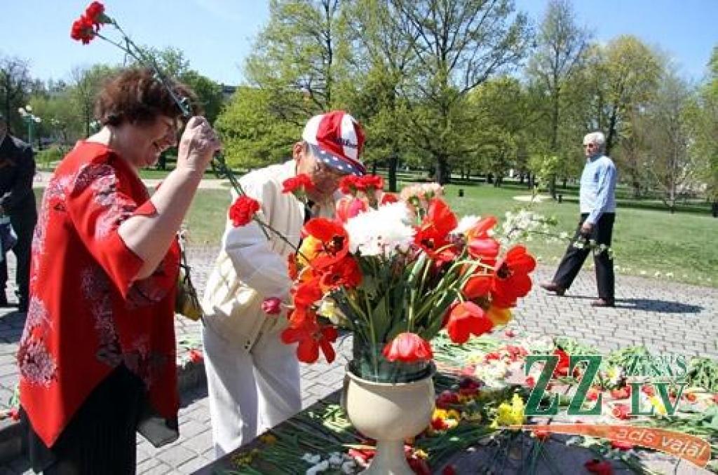 Nacisma sagrāves un Otrā pasaules kara upuru piemiņas dienas pasākumu 9.maijā Jelgavā arī šogad organizē krievu kultūras biedrība «Veče».
Pa dienu jelgavnieki uz sapulci – ziedu nolikšanu pulcējās Stacijas parkā.
Savukārt vakarā pasākums...