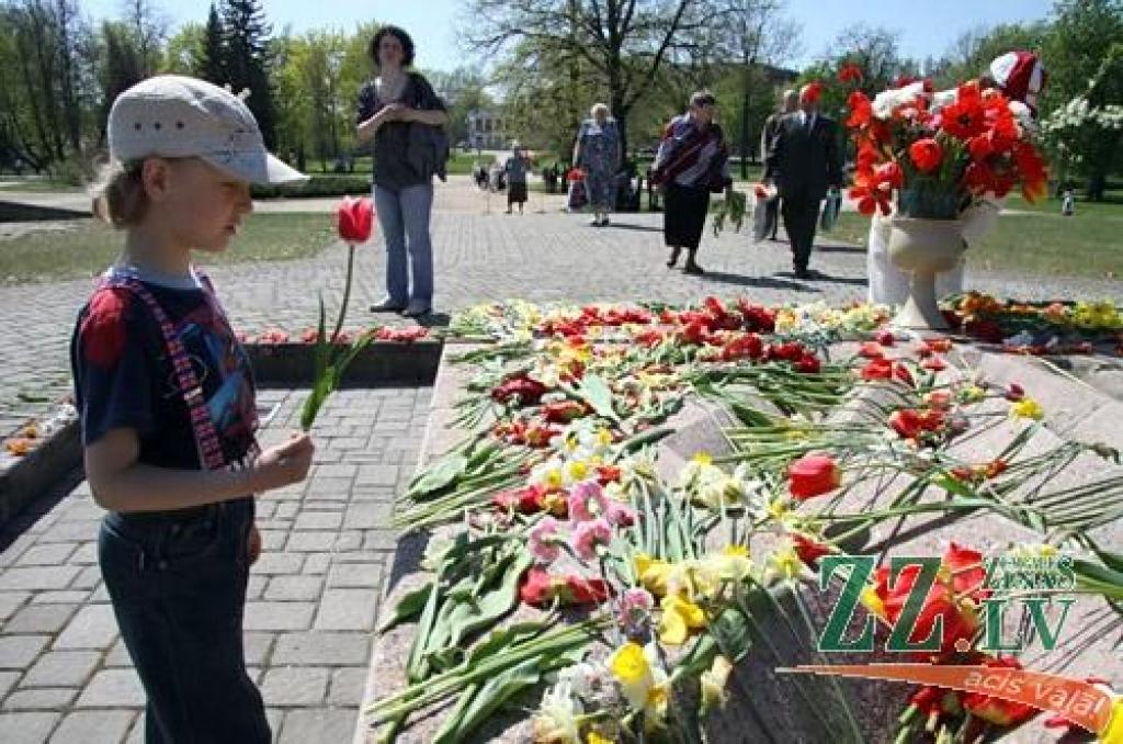 Nacisma sagrāves un Otrā pasaules kara upuru piemiņas dienas pasākumu 9.maijā Jelgavā arī šogad organizē krievu kultūras biedrība «Veče».
Pa dienu jelgavnieki uz sapulci – ziedu nolikšanu pulcējās Stacijas parkā.
Savukārt vakarā pasākums...