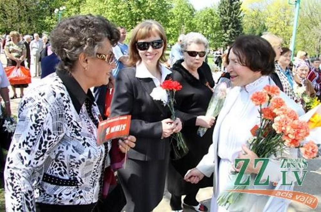 Nacisma sagrāves un Otrā pasaules kara upuru piemiņas dienas pasākumu 9.maijā Jelgavā arī šogad organizē krievu kultūras biedrība «Veče».
Pa dienu jelgavnieki uz sapulci – ziedu nolikšanu pulcējās Stacijas parkā.
Savukārt vakarā pasākums...