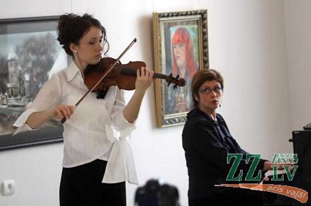 Īpašs pasākums «Māksla mūsos un ap mums» sestdien noritēja arī vietā, kur gandrīz pirms mēneša Mākslas dienas Jelgavā tika atklātas – Ģ.Eliasa muzejā. Centrālās mākslas dienu izstādes apskati varēja savienot ar Jelgavas Mūzikas vidusskolas...