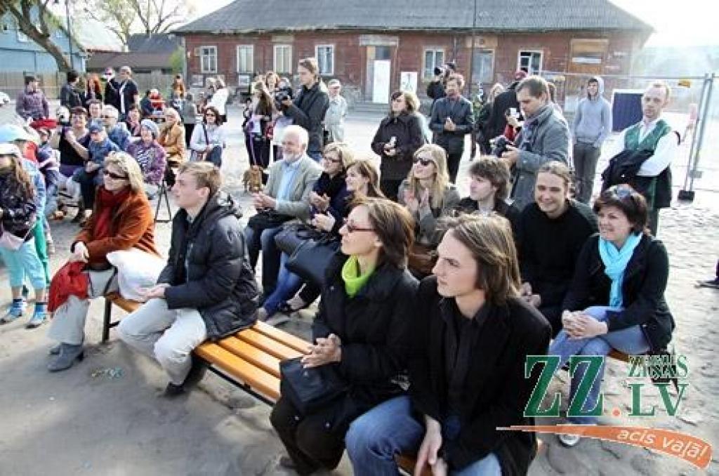 Īpašs pasākums «Māksla mūsos un ap mums» sestdien noritēja arī vietā, kur gandrīz pirms mēneša Mākslas dienas Jelgavā tika atklātas – Ģ.Eliasa muzejā. Centrālās mākslas dienu izstādes apskati varēja savienot ar Jelgavas Mūzikas vidusskolas...