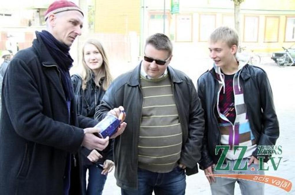 Īpašs pasākums «Māksla mūsos un ap mums» sestdien noritēja arī vietā, kur gandrīz pirms mēneša Mākslas dienas Jelgavā tika atklātas – Ģ.Eliasa muzejā. Centrālās mākslas dienu izstādes apskati varēja savienot ar Jelgavas Mūzikas vidusskolas...