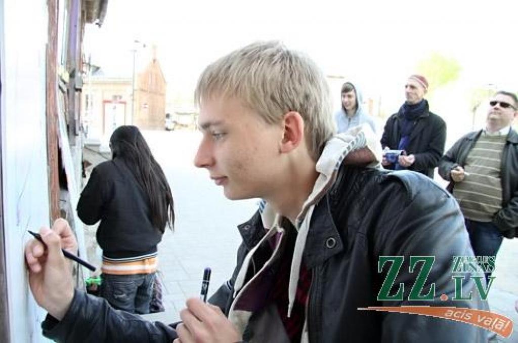 Īpašs pasākums «Māksla mūsos un ap mums» sestdien noritēja arī vietā, kur gandrīz pirms mēneša Mākslas dienas Jelgavā tika atklātas – Ģ.Eliasa muzejā. Centrālās mākslas dienu izstādes apskati varēja savienot ar Jelgavas Mūzikas vidusskolas...