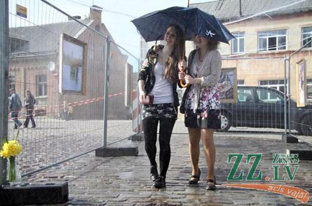 Īpašs pasākums «Māksla mūsos un ap mums» sestdien noritēja arī vietā, kur gandrīz pirms mēneša Mākslas dienas Jelgavā tika atklātas – Ģ.Eliasa muzejā. Centrālās mākslas dienu izstādes apskati varēja savienot ar Jelgavas Mūzikas vidusskolas...