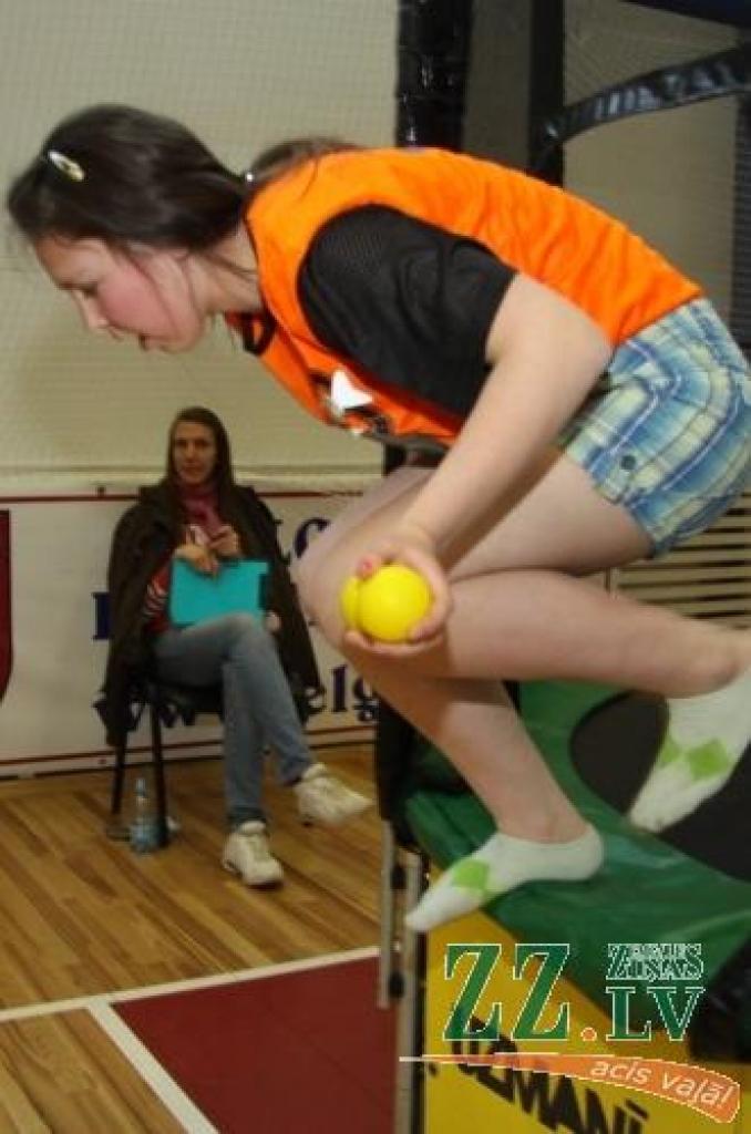 Latvijas skolēnu sporta un prāta spēlēs «ZZ čempionāts» Zemgales pusfināla sacensībās Jelgavā piedalījās 50 klašu komandas.
Desmit uzdevumu izpildē kā pamatskolēniem, tā vidusskolēniem bija jārāda gan zināšanas, gan atjautība un...