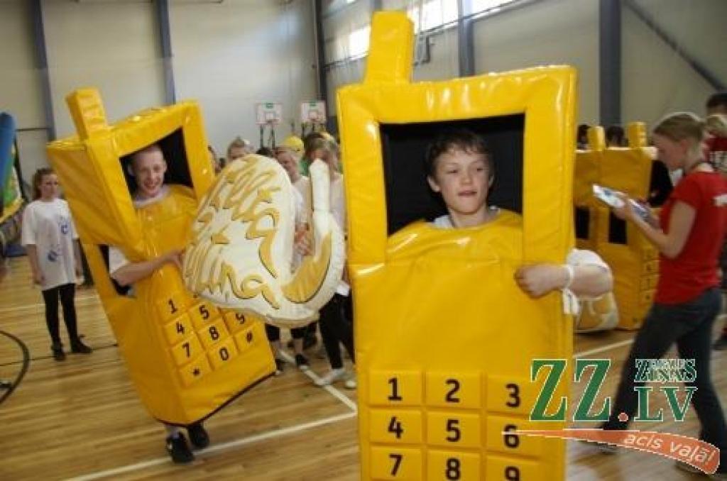 Latvijas skolēnu sporta un prāta spēlēs «ZZ čempionāts» Zemgales pusfināla sacensībās Jelgavā piedalījās 50 klašu komandas.
Desmit uzdevumu izpildē kā pamatskolēniem, tā vidusskolēniem bija jārāda gan zināšanas, gan atjautība un...